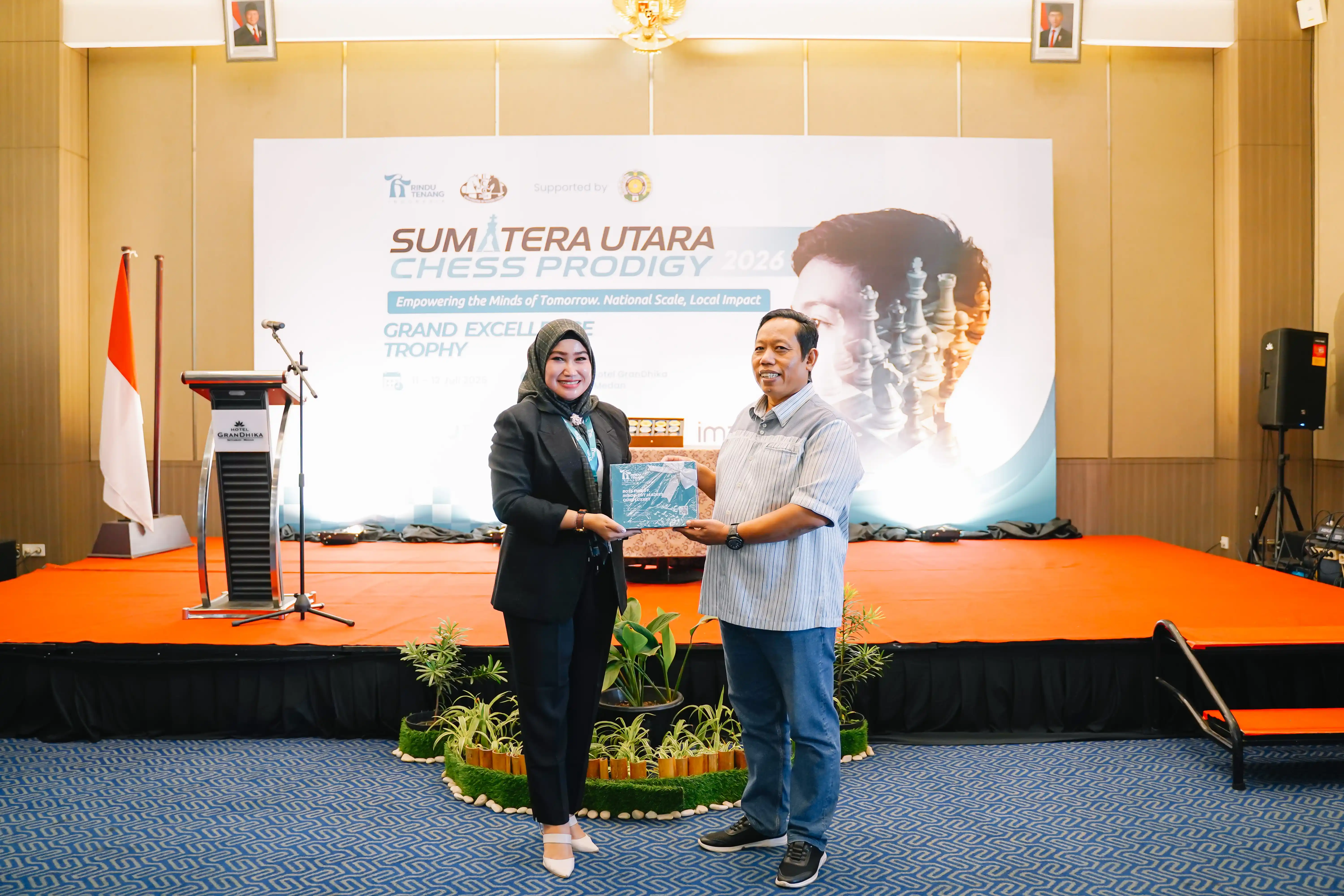 Penyerahan Souvenir kepada Bapak H. Jafaruddin Harahap, S. Pd, M. Si. - SUCP 2026